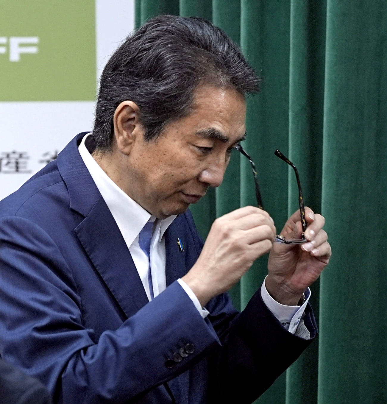 記者会見を終え、引き揚げる江藤農相（共同）