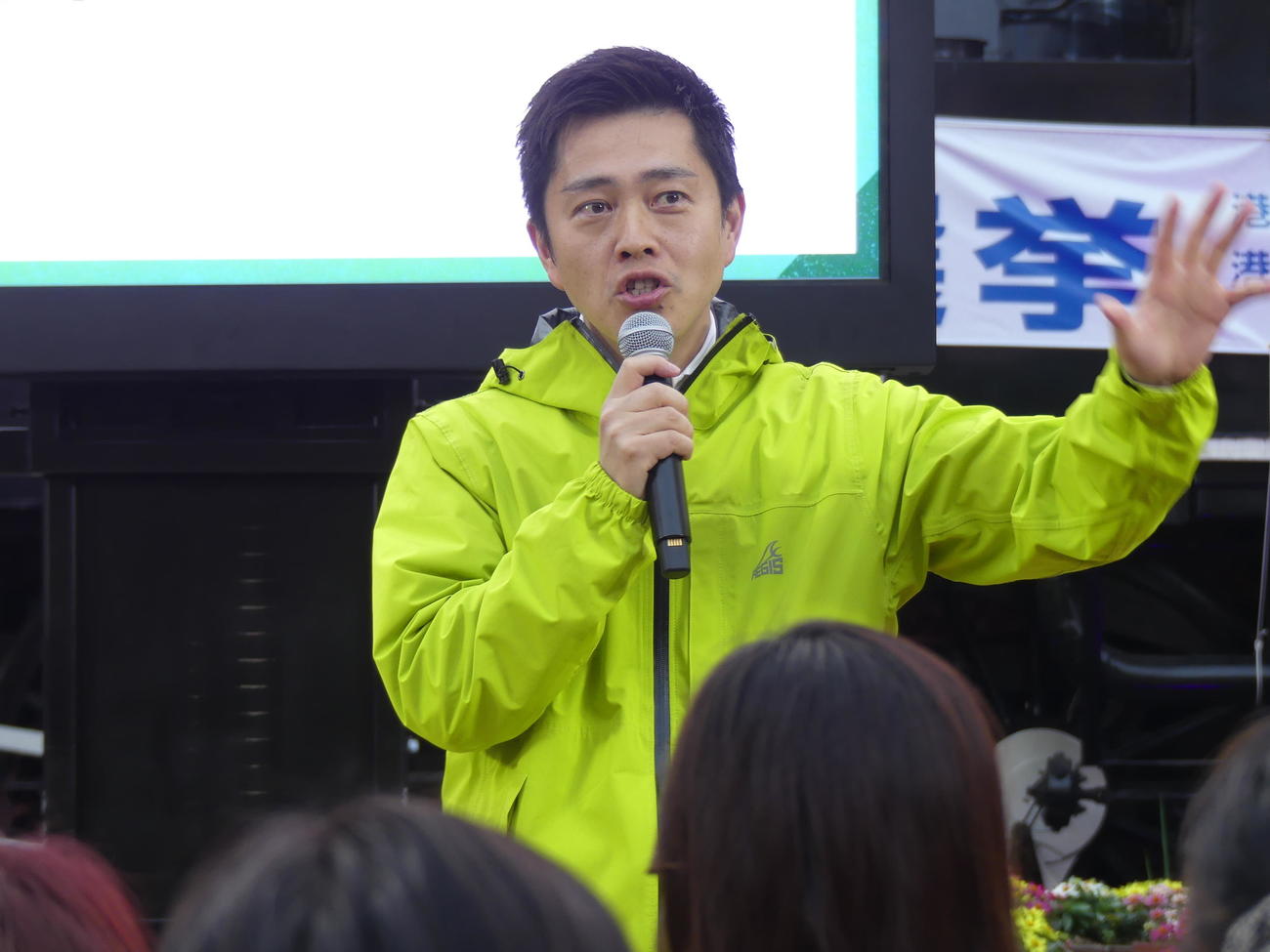 東京・JR新橋駅前で街頭演説する日本維新の会代表の吉村洋文・大阪府知事（撮影・中山知子）