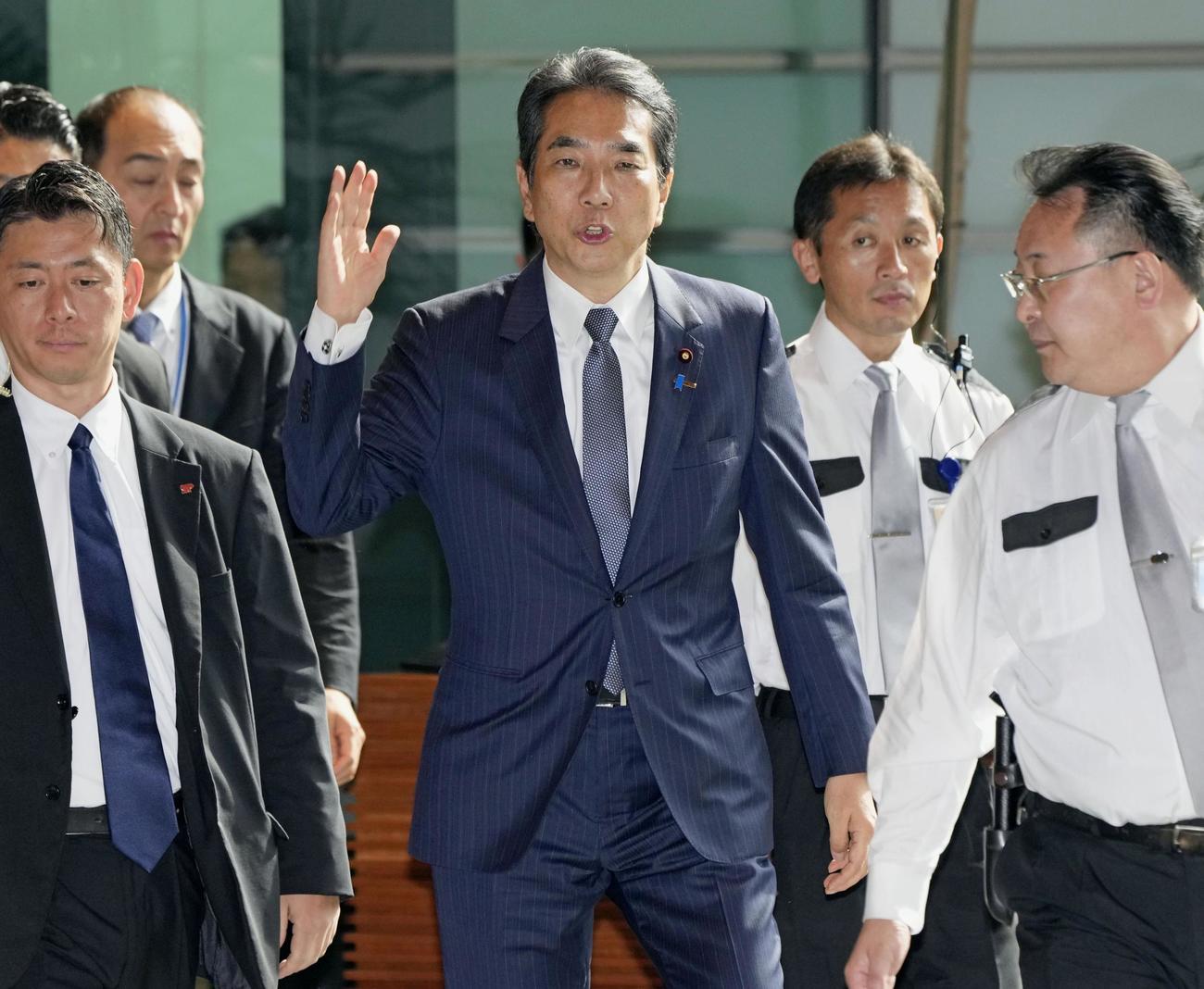 首相官邸に入る江藤農相＝21日午前（共同）