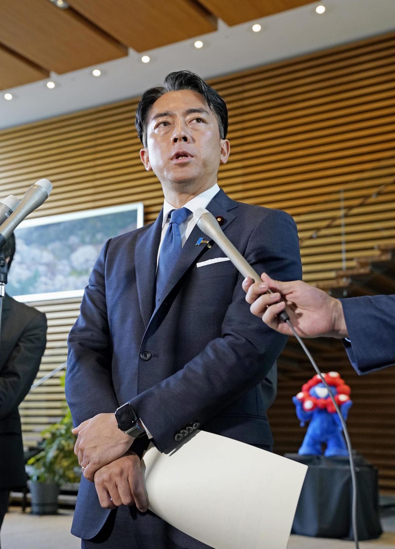 江藤農相の後任に決まり、記者団の取材に応じる小泉進次郎自民党前選（共同）