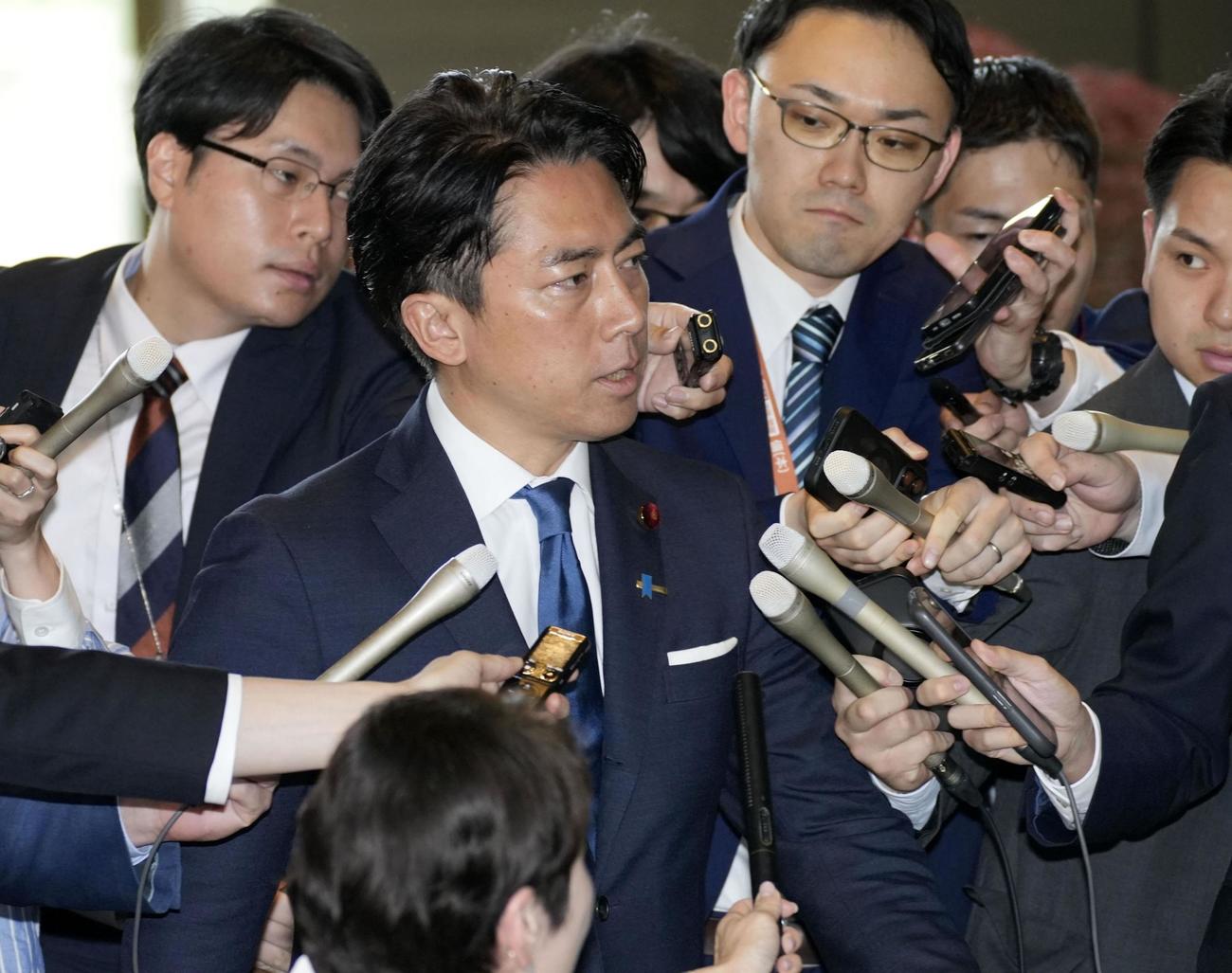 首相官邸に入る小泉進次郎自民党前選対委員長（共同）