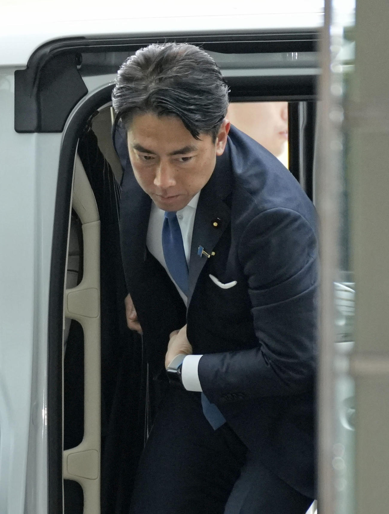 首相官邸に到着し、車を降りる小泉進次郎自民党前選対委員長（共同）