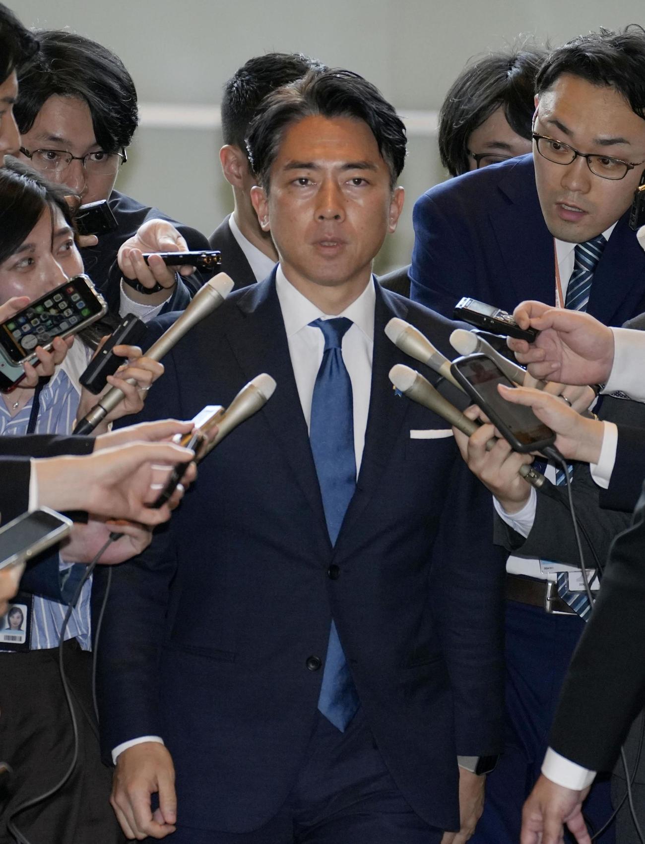 首相官邸に入る小泉進次郎自民党前選対委員長（共同）