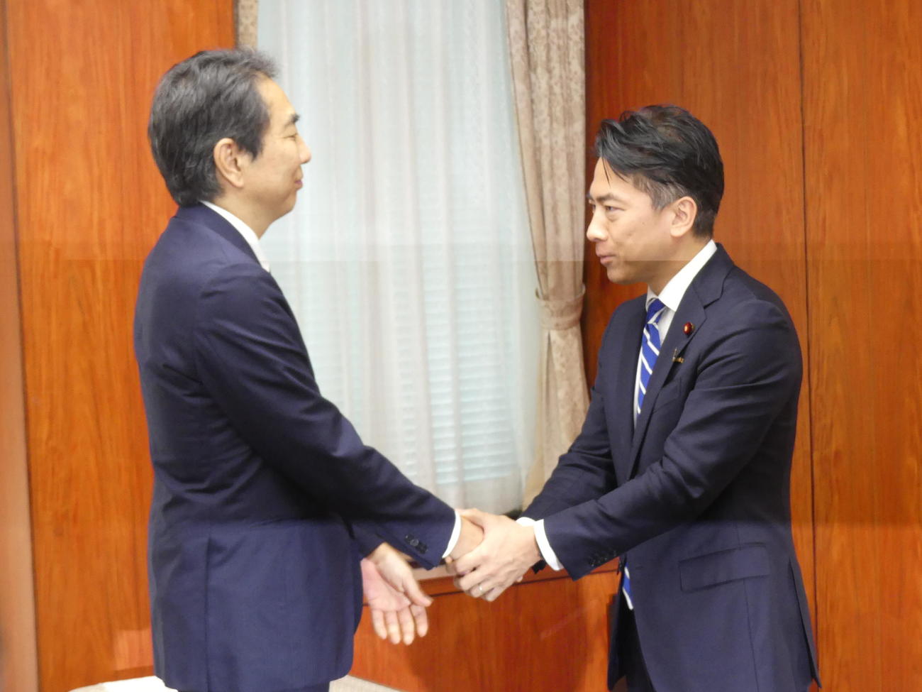 江藤拓前農相（左）との事務引き継ぎを前に握手をかわす小泉進次郎農相（撮影・中山知子）