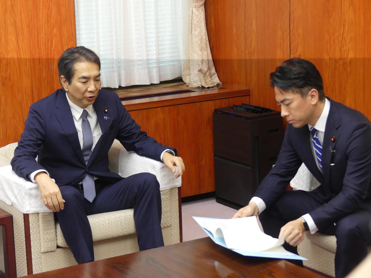 江藤拓前農相（左）との事務引き継ぎに臨む小泉進次郎農相（撮影・中山知子）