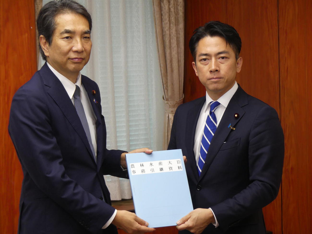 江藤拓前農相（左）との事務引き継ぎに臨む小泉進次郎農相（撮影・中山知子）