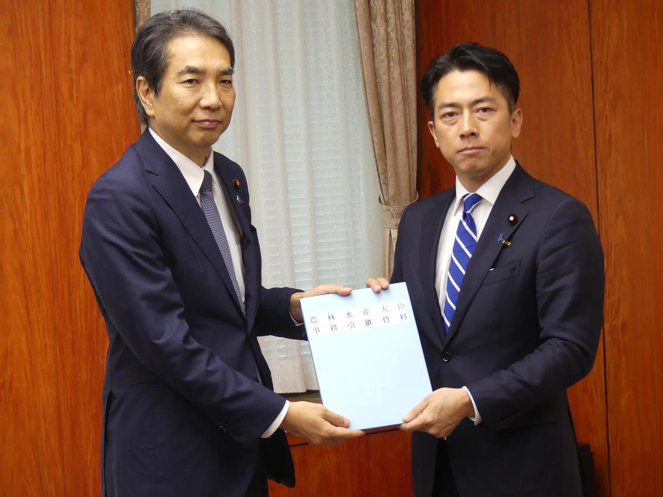江藤拓前農相（左）との事務引き継ぎに臨む小泉進次郎農相（撮影中山知子）