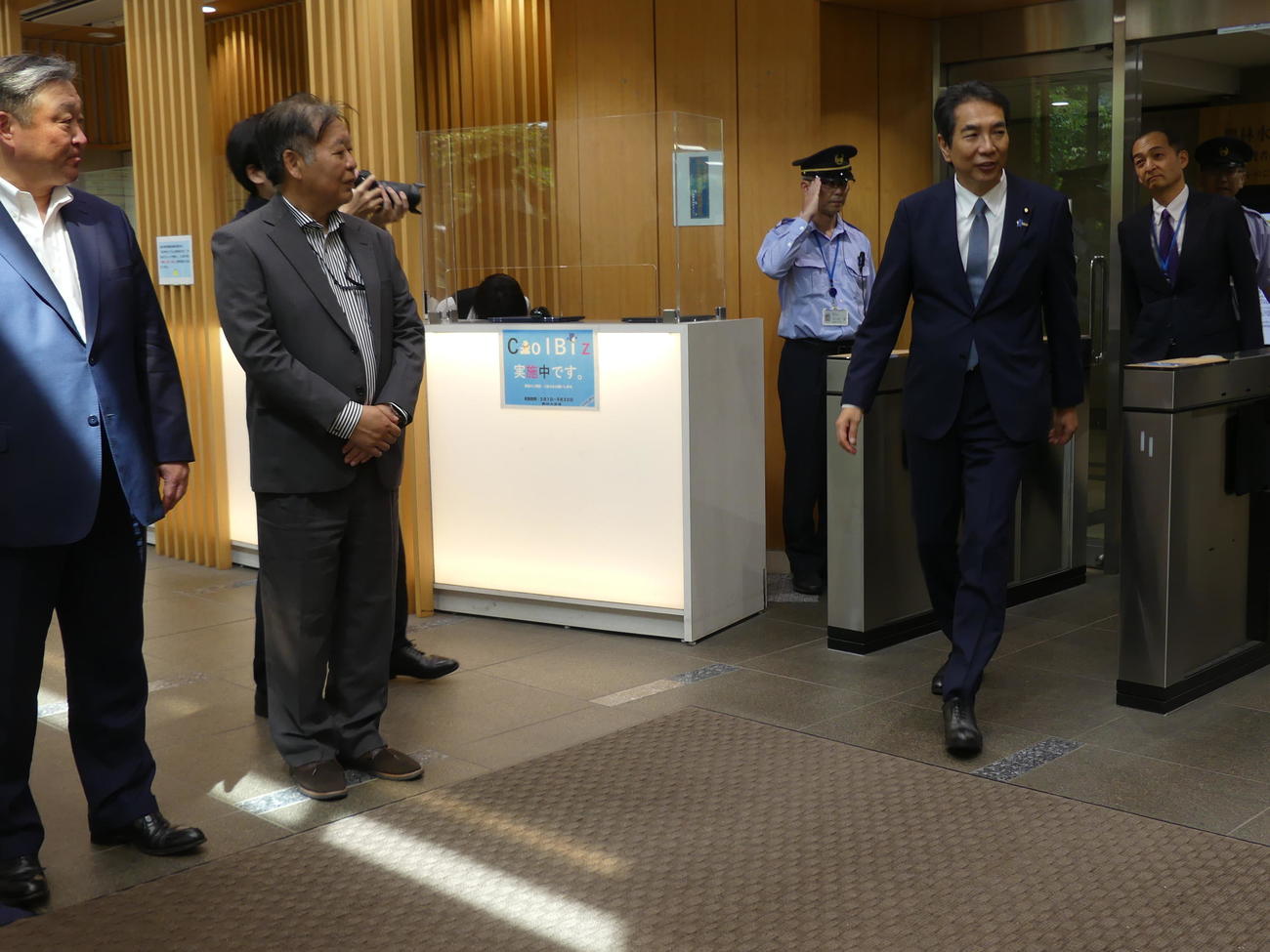 小泉進次郎農相との事務引き継ぎを終え、農水省を後にする江藤拓前農相（右から2人目）