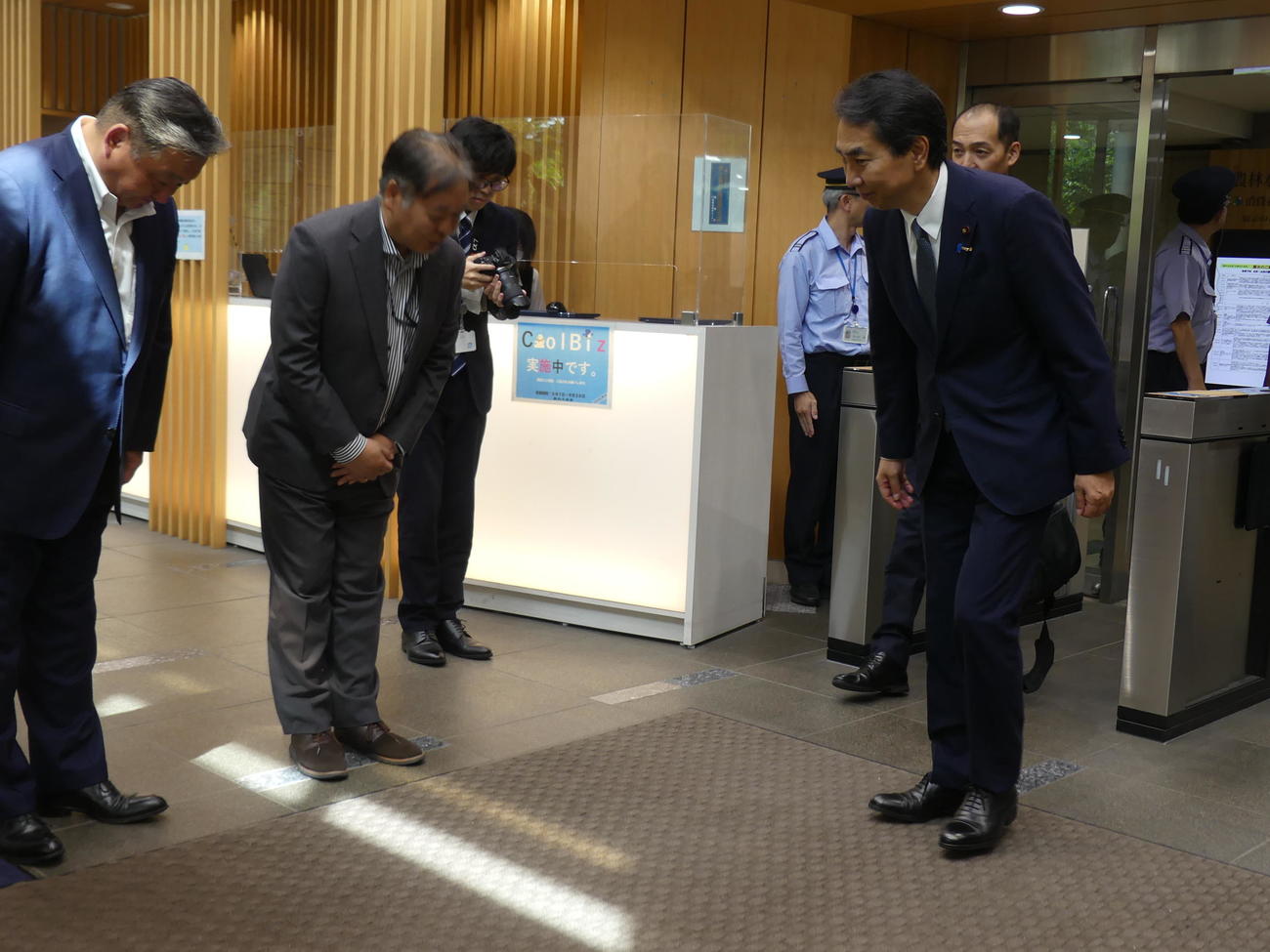 小泉進次郎農相との事務引き継ぎを終え、農水省を後にする江藤拓前農相（右）