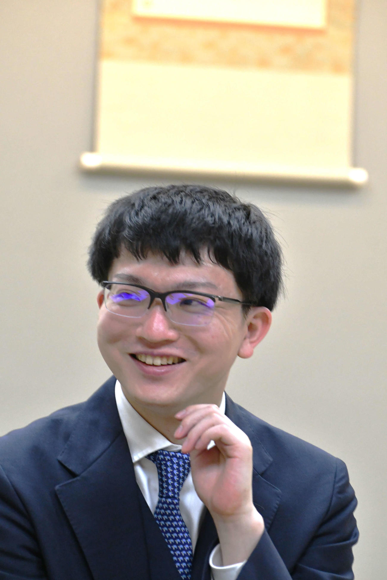 王位戦初の挑戦権を獲得して囲み取材に応じる永瀬拓矢九段
