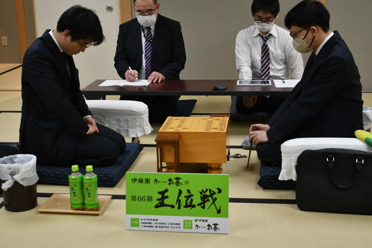 王位戦挑戦者決定戦は永瀬拓矢九段（右）の先手で対局開始（左は後手の佐々木勇気八段）