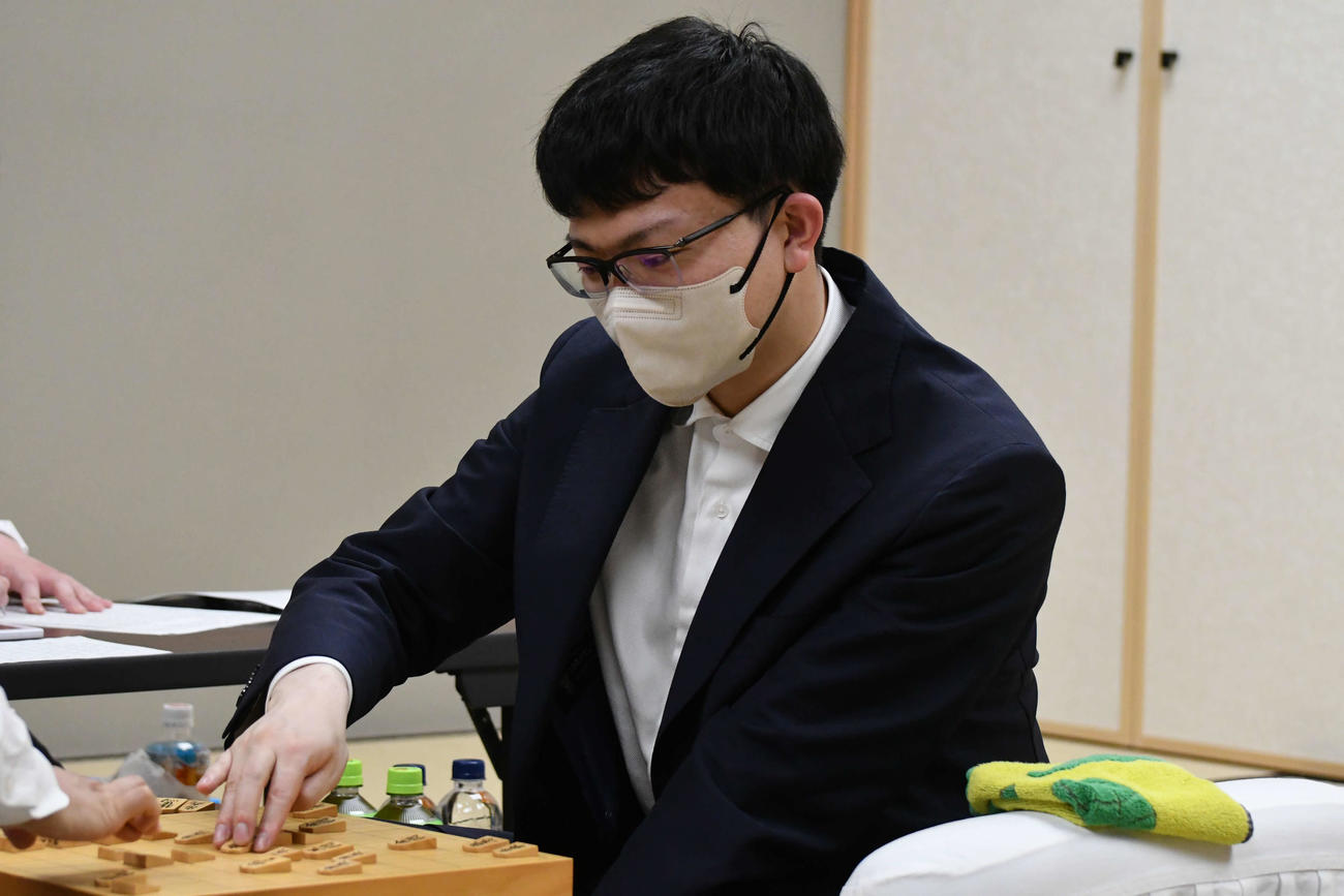 王将戦、名人戦に続き3回連続で2日制7番勝負の挑戦権を獲得した永瀬拓矢九段