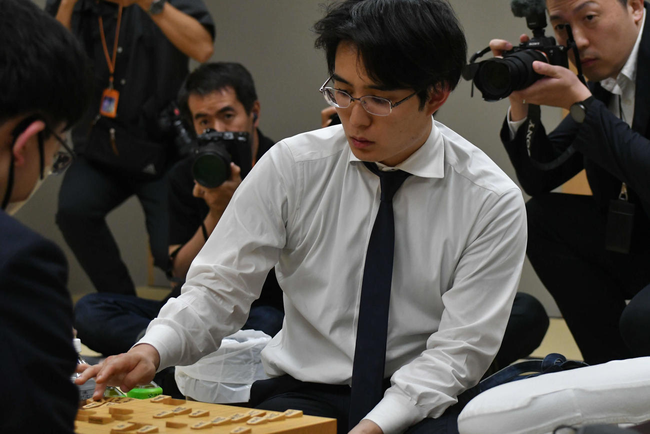 惜しくも王位戦初挑戦はならなかった佐々木勇気八段