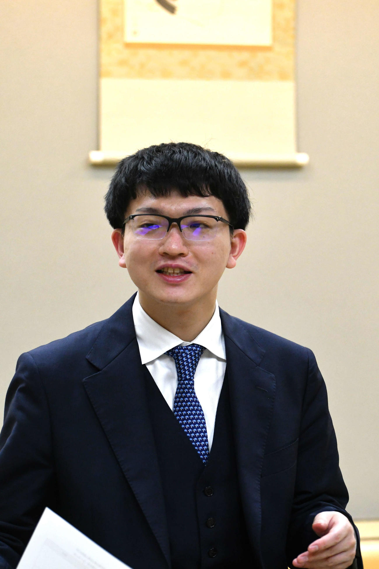 王位戦初の挑戦権を獲得して囲み取材に応じる永瀬拓矢九段