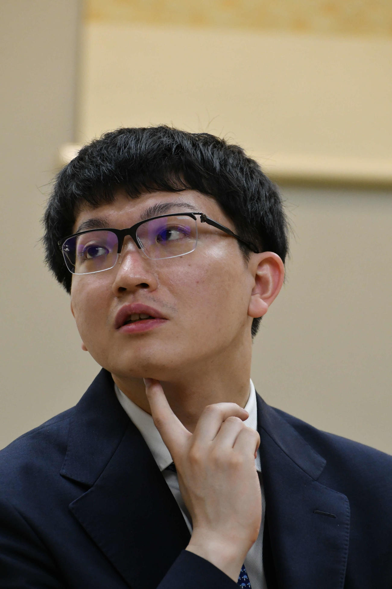 王位戦初の挑戦権を獲得して囲み取材に応じる永瀬拓矢九段