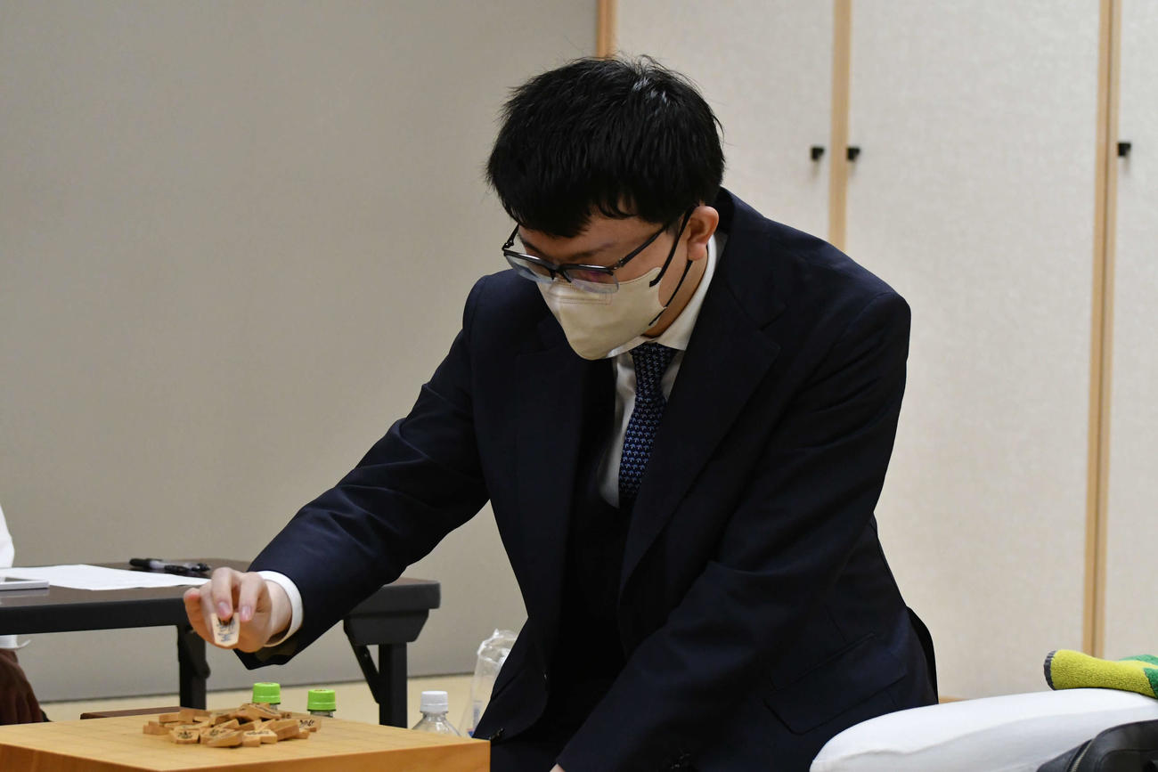 初の王位戦挑戦権獲得を目指して佐々木勇気八段と対戦する永瀬拓矢九段