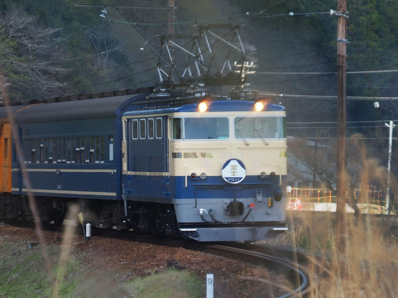 大井川鐵道で6月7日から運行されるブルートレイン塗装の電気機関車を使った観光列車
