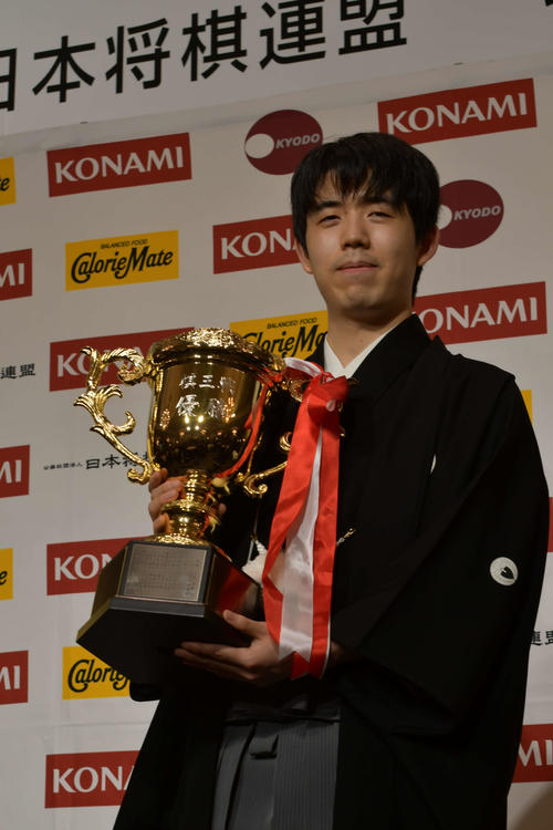 将棋】藤井聡太棋王就位式「心技体鍛えて長く活躍」副賞のフィットネス