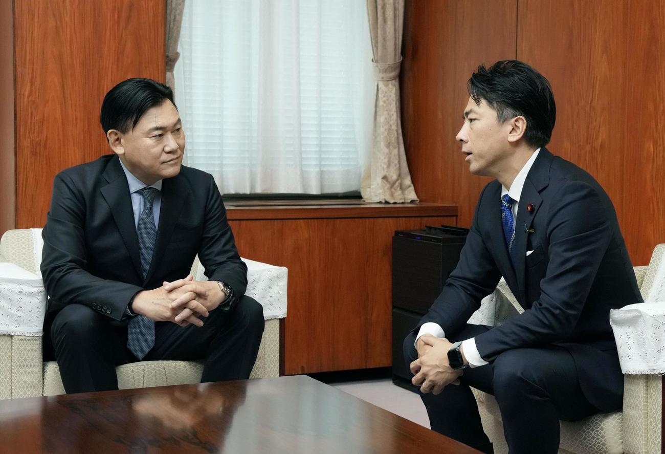 楽天グループの三木谷浩史会長兼社長（左）と面会する小泉農相（共同）