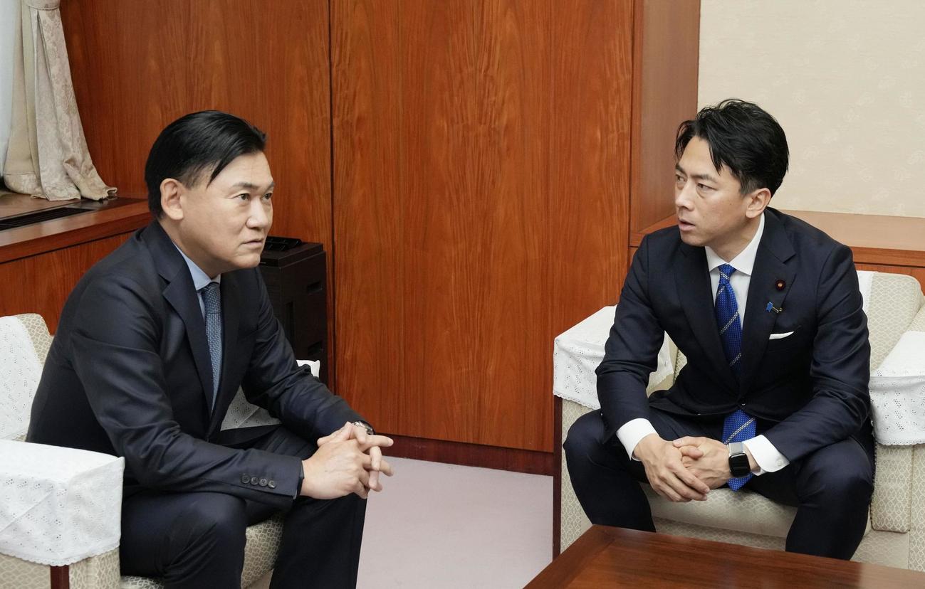 楽天グループの三木谷浩史会長兼社長（左）と面会する小泉農相（共同）