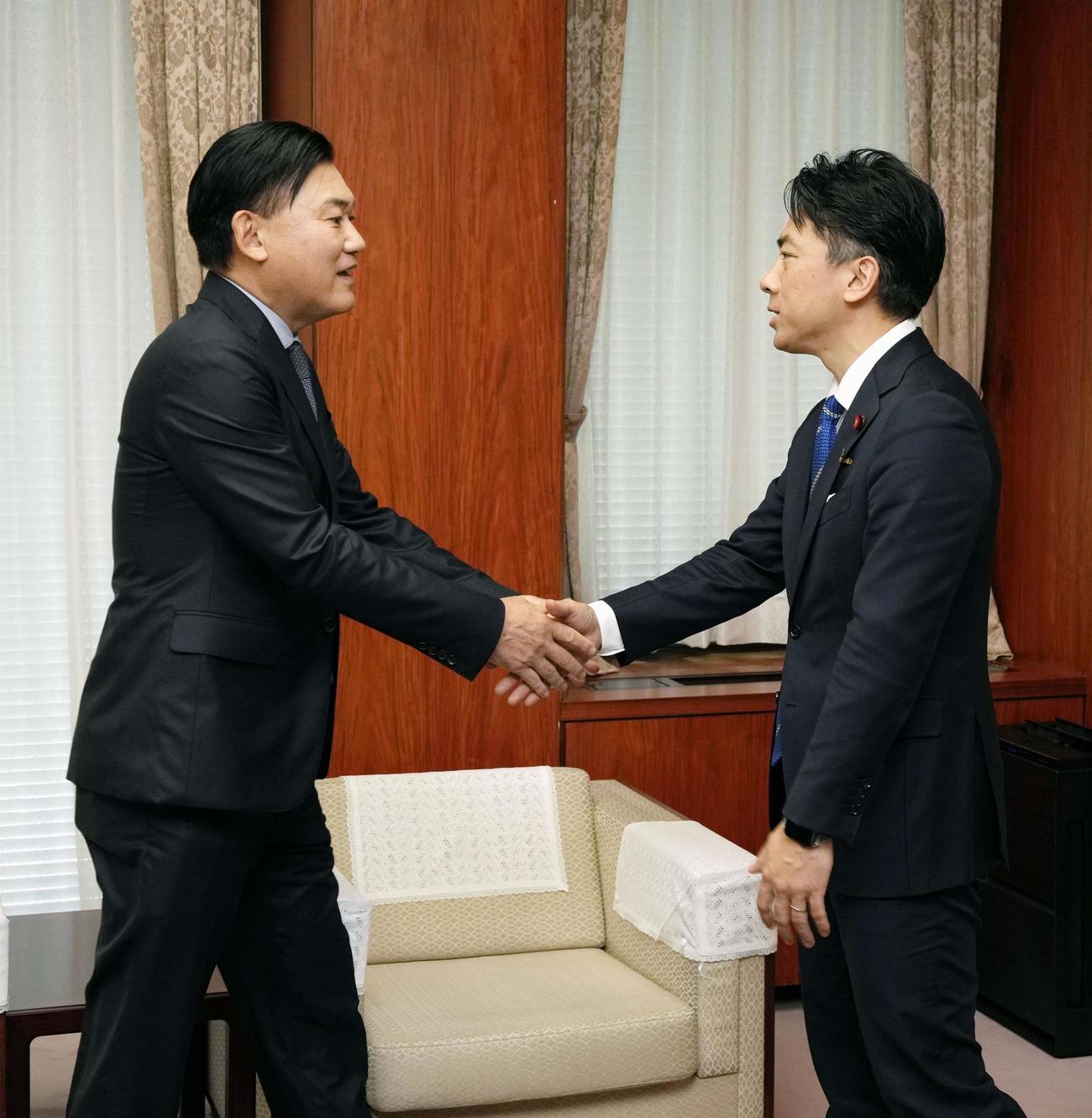 楽天グループの三木谷浩史会長兼社長（左）と面会する小泉農相（共同）