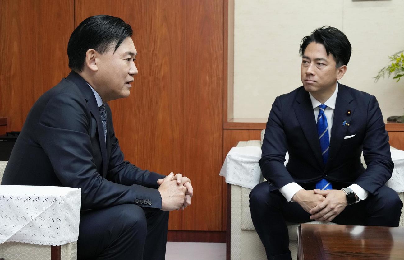 楽天グループの三木谷浩史会長兼社長（左）と面会する小泉農相（共同）