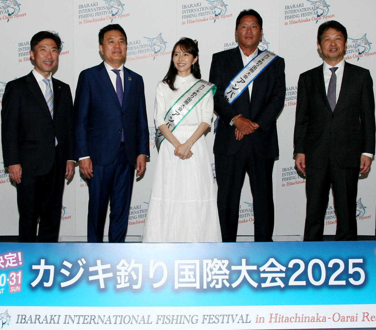 カジキ釣り国際大会アンバサダー就任発表会で記念撮影する佐々木主浩氏（右から2人目）と加奈子夫人（右中央、左から大谷明ひたちなか市長、國井豊大洗町長、2人おいて大井川和彦茨城県知事）