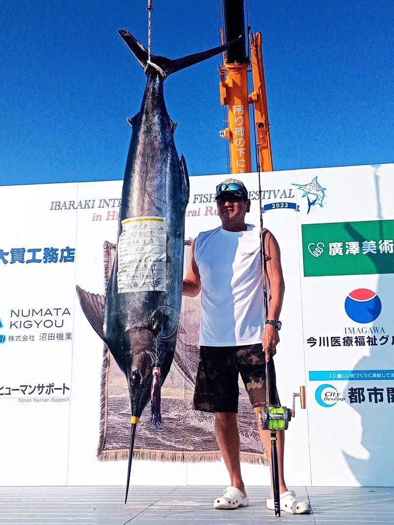 一昨年の大会で101キロのカジキマグロを釣り上げて4位に入賞した佐々木主浩氏（本人提供）