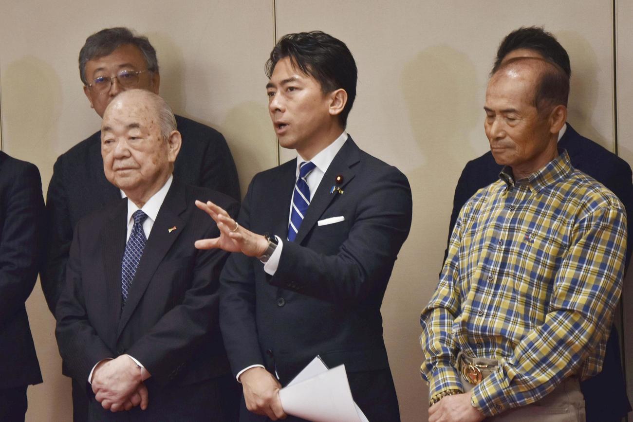 取材に応じる小泉農相（中央）（共同）