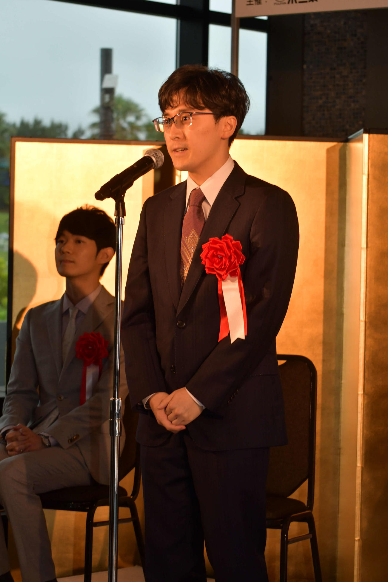 第4局に向けての決意を表明する伊藤匠叡王（後方は斎藤慎太郎八段）