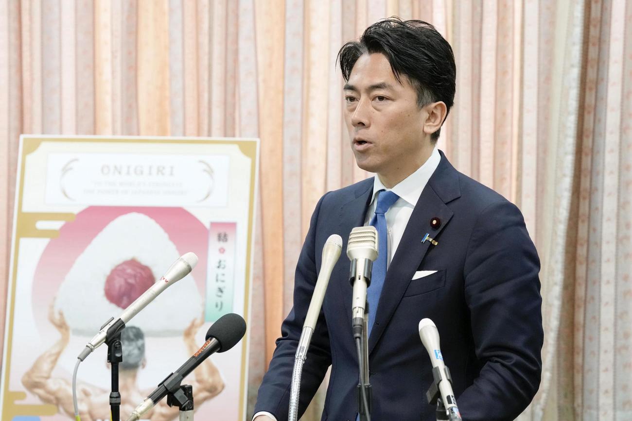 政府備蓄米放出の新方式を発表した小泉農相＝26日午前、農水省（共同）