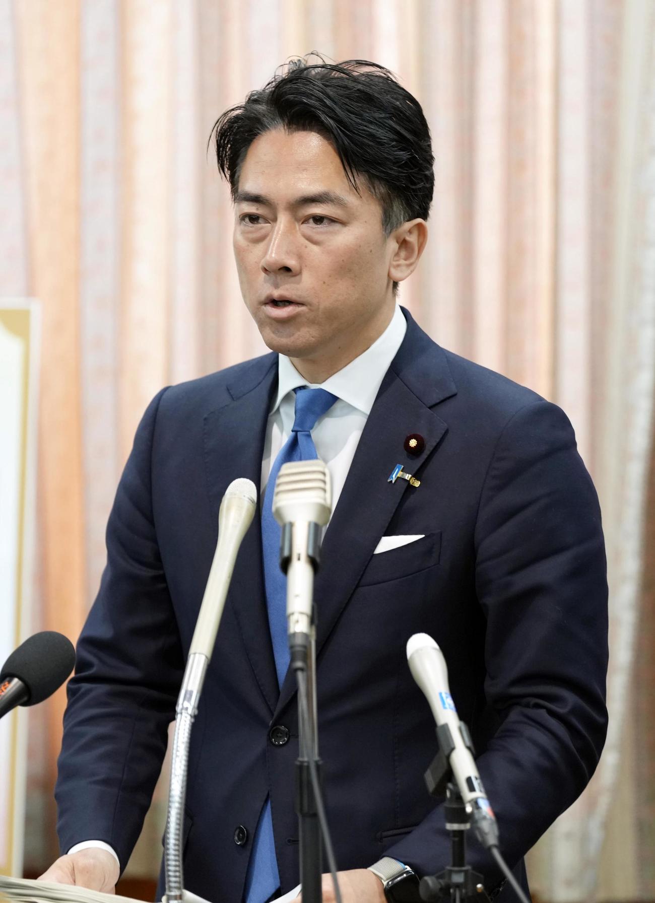 政府備蓄米放出の新方式を発表した小泉農相＝26日午前、農水省（共同）