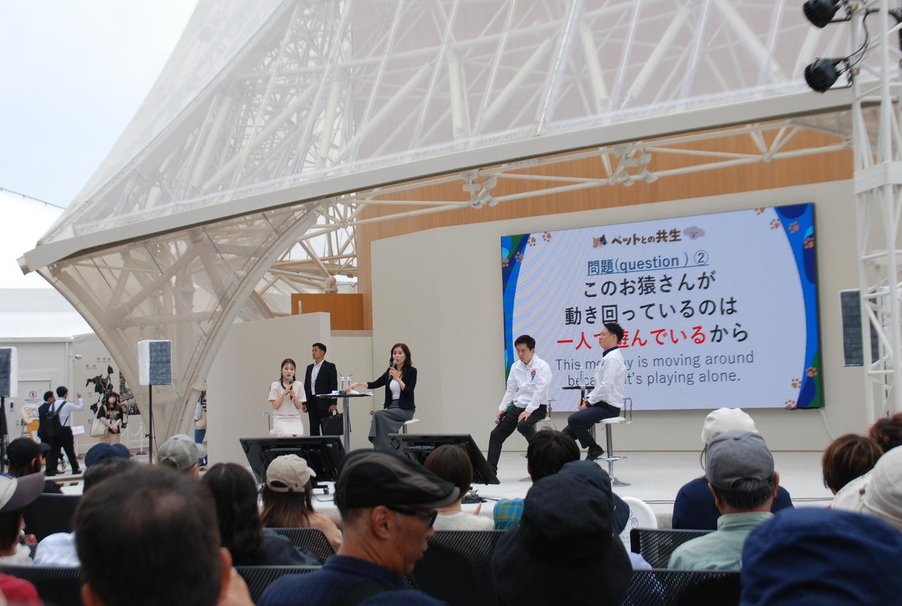 大阪・関西万博会場で行われた「大阪ヘルスケアパビリオン　ペットとの共生イベント」に出席した杉本彩（左から3人目）、吉村洋文知事（右から2人目）、横山英幸市長（右端）（撮影・松浦隆司）