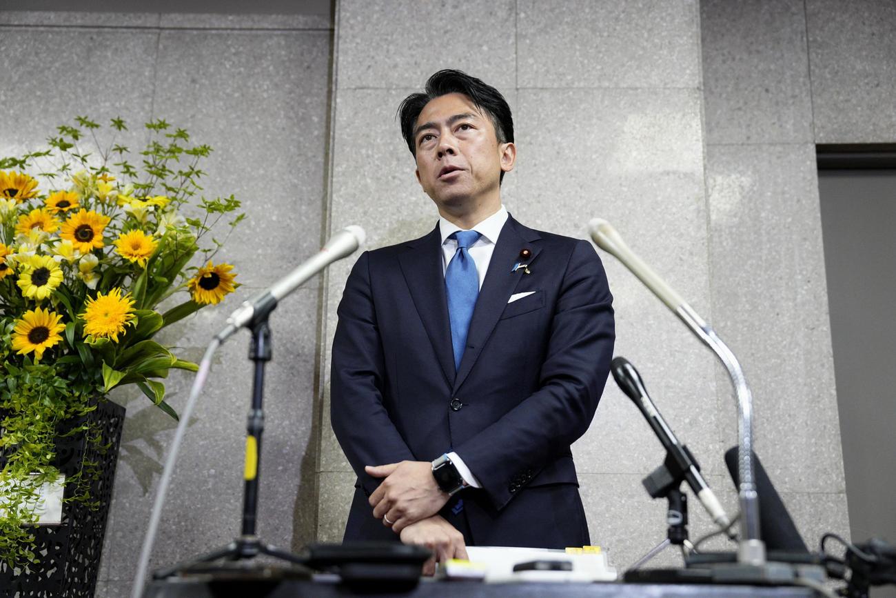コメ問題の集中対応チームの発足式後、報道陣の取材に応じる小泉農相＝26日午前、農水省（共同）
