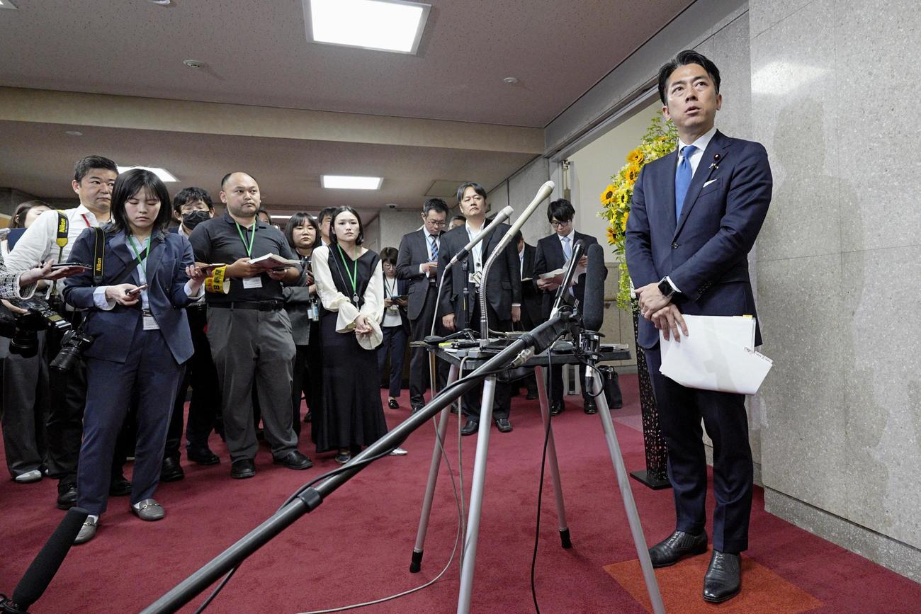 コメ問題の集中対応チームの発足式後、報道陣の取材に応じる小泉農相＝26日午前、農水省（共同）