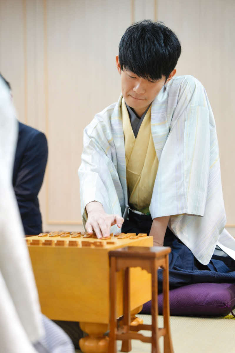 今局を勝って2勝2敗に追いつき最終第5局に望みをつなぎたい斎藤慎太郎八段（日本将棋連盟提供）