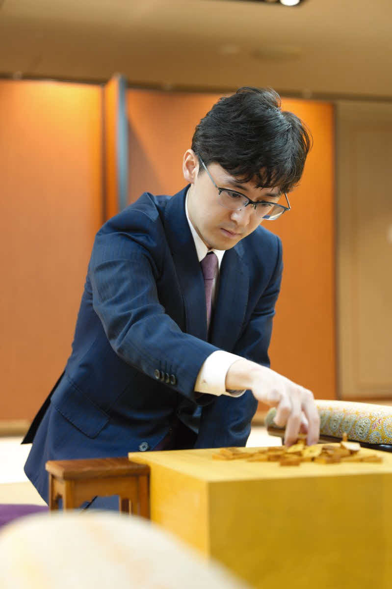 叡王戦第4局を前に対局場を検分した伊藤匠叡王（日本将棋連盟提供）