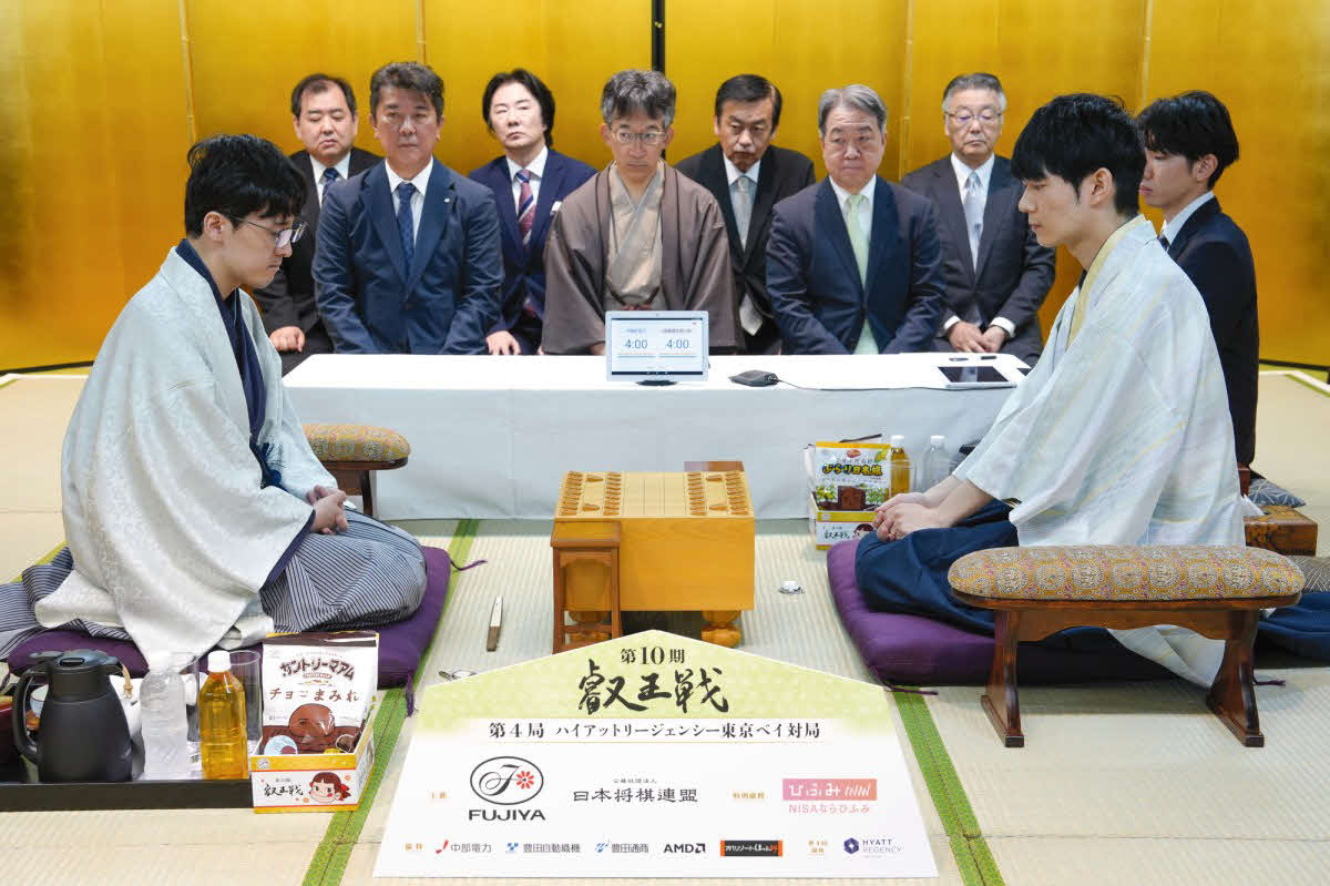叡王戦第4局の対局開始を待つ伊藤匠組叡王（左）と斎藤慎太郎八段（右、日本将棋連盟提供）