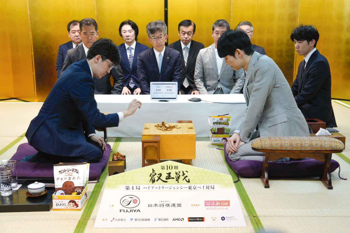 叡王戦第4局を前に対局場を検分した伊藤匠叡王（左）と斎藤慎太郎八段（右、日本将棋連盟提供）