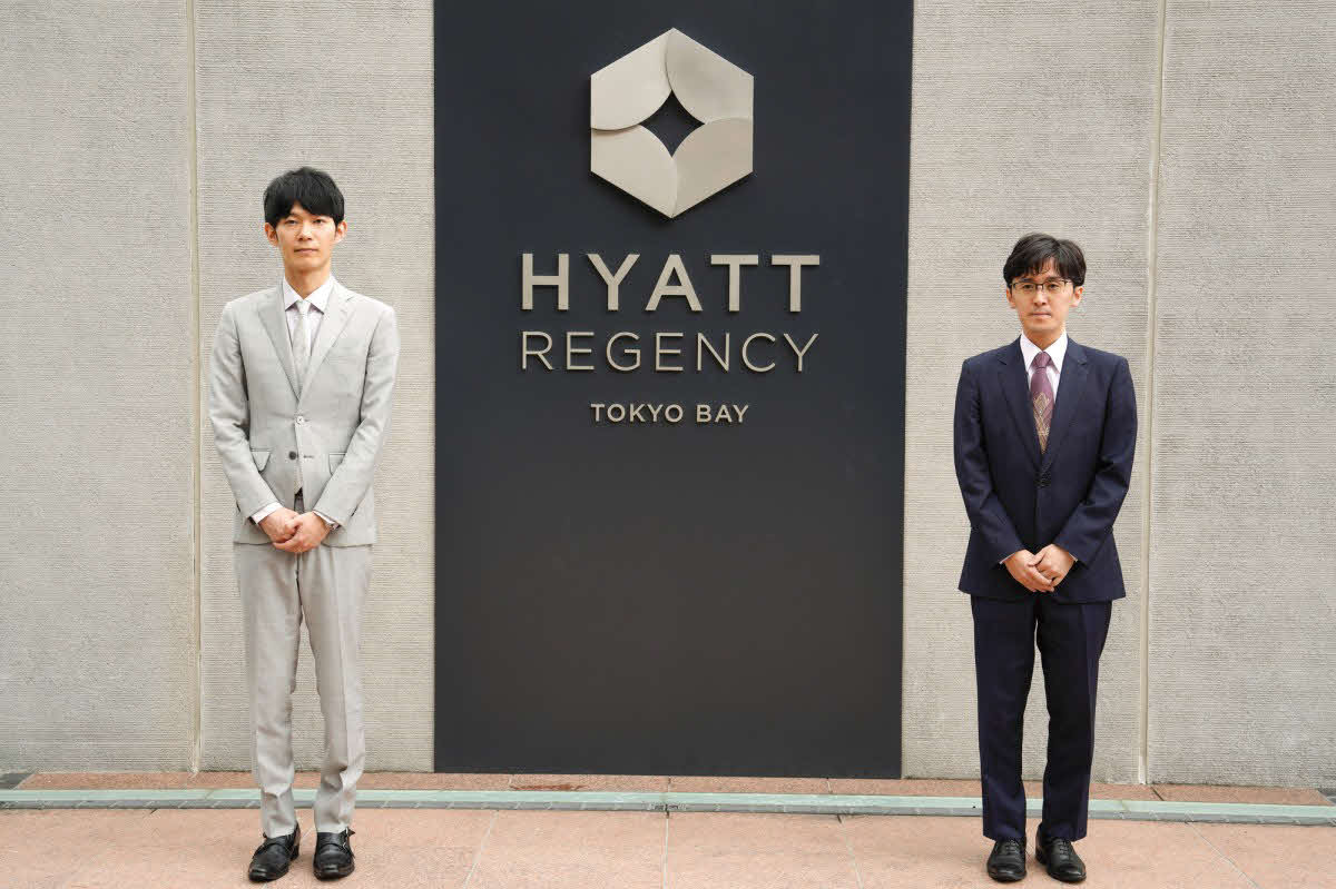 叡王戦第4局を前に対局会場入りした斎藤慎太郎八段（左）と伊藤匠叡王（右、日本将棋連盟提供）