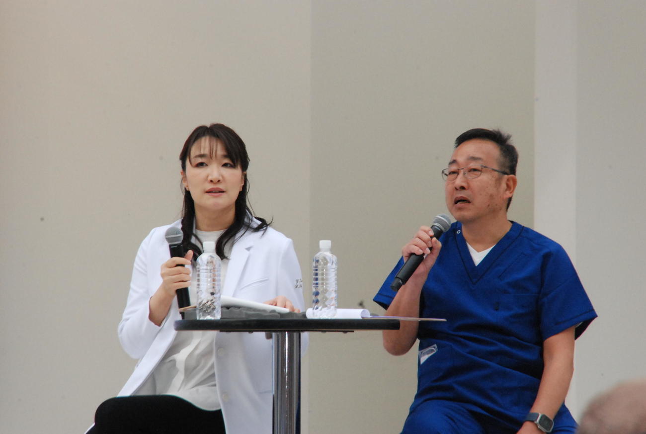 「大阪ヘルスケアパビリオン　ペットとの共生イベント」で獣医師・戸田功氏（右）とともに「Wドクターと学ぶお口ケア」をテーマにトークを繰り広げた歯学博士・照山裕子氏（撮影・松浦隆司）