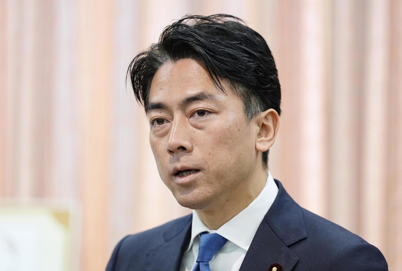政府備蓄米放出の新方式を発表した小泉農相（共同）