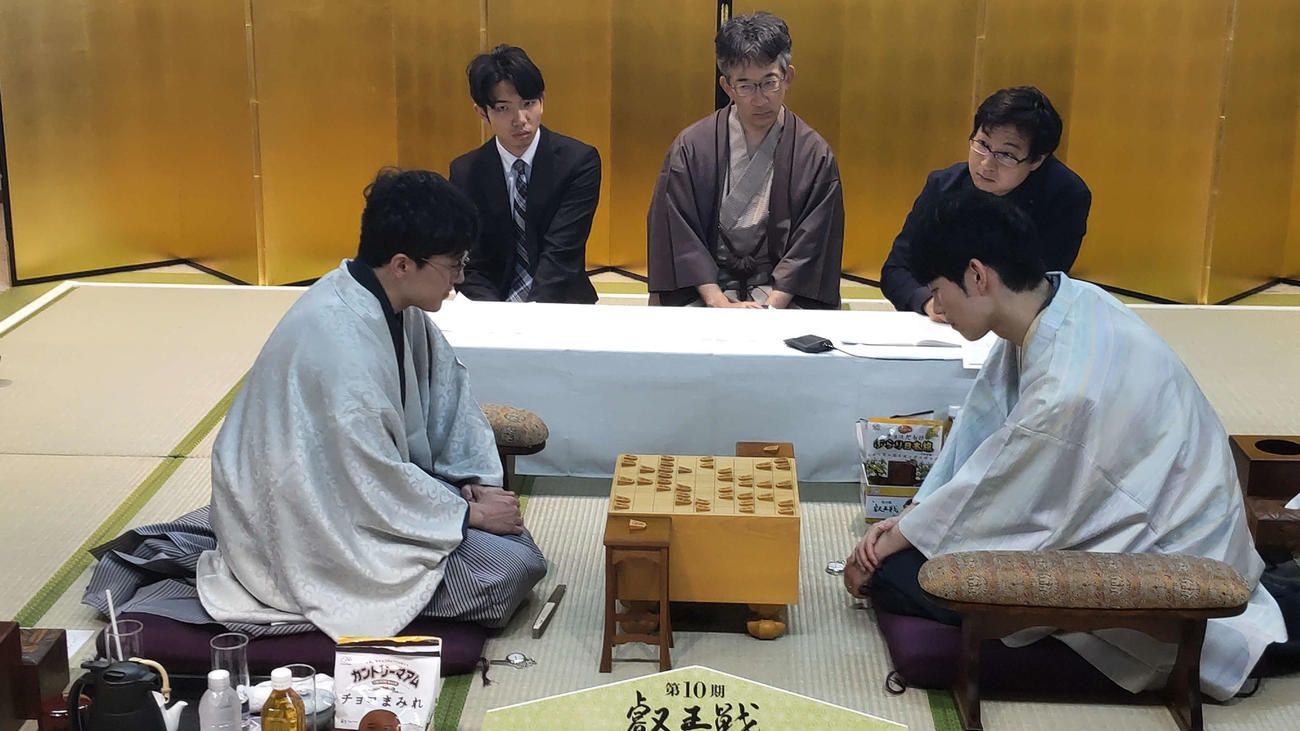 伊藤匠叡王（左）を斎藤慎太郎八段（右）が下して叡王戦5番勝負の決着は最終第5局へ
