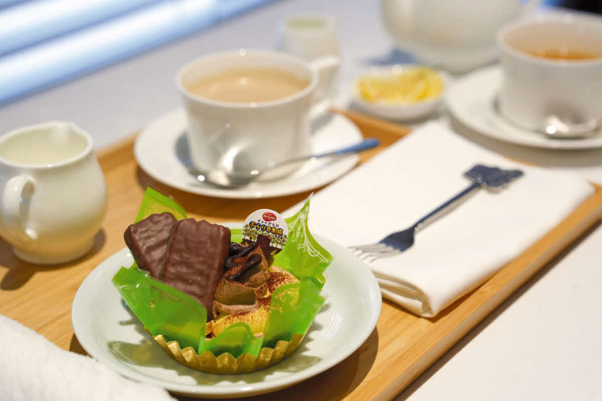 斎藤慎太郎八段の午後のおやつは「ホームパイチョコだらけケーキ（北海道産とうもろこし）」「カモミールティー」「カフェオレ（ホット）」（日本将棋連盟提供）