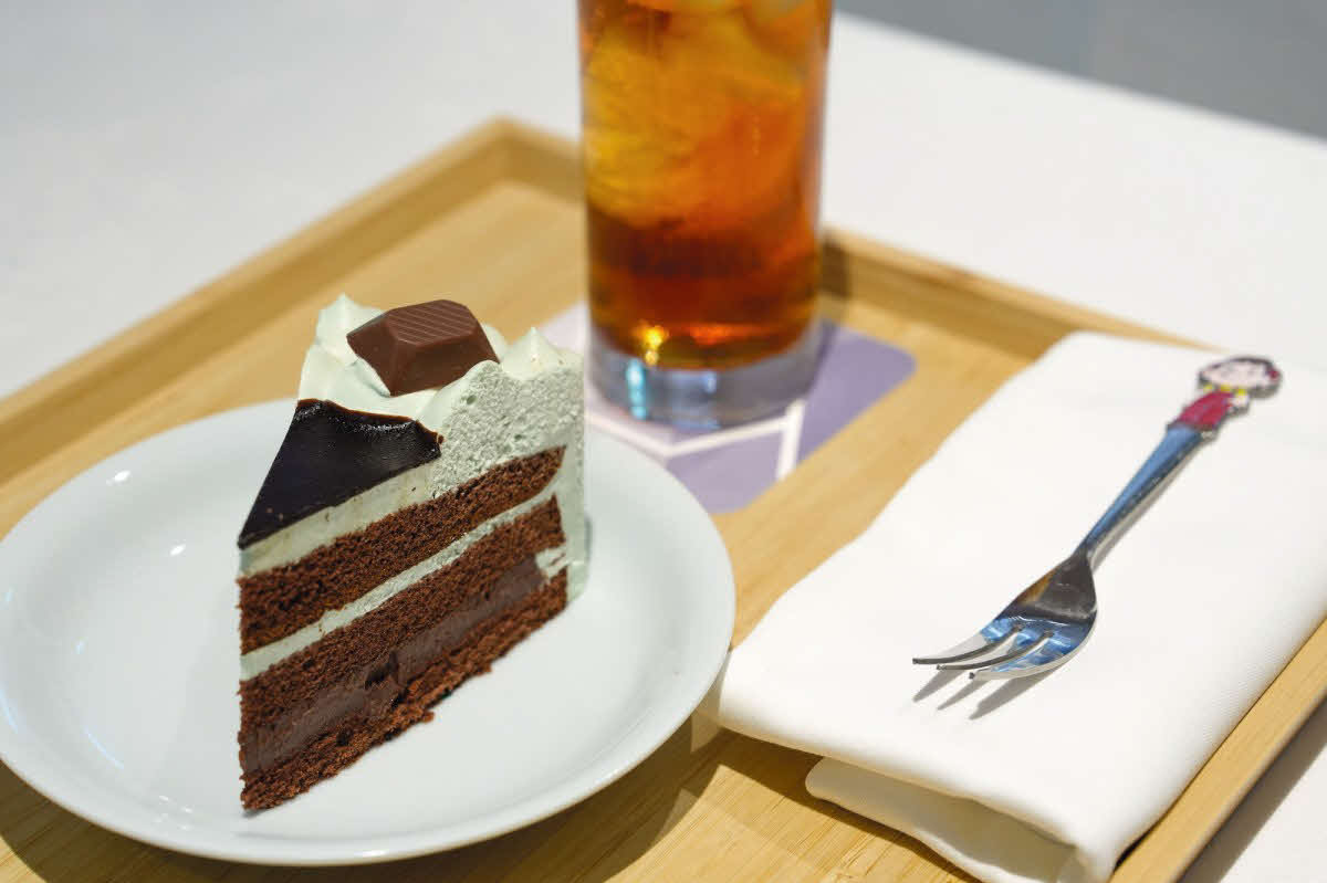 伊藤匠叡王の午後のおやつは「チョコミントケーキ」「アイスティー」（日本将棋連盟提供）