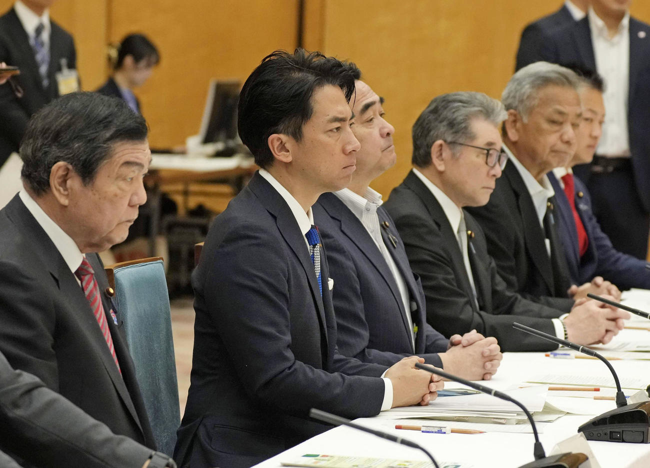 東京電力福島第1原発事故に伴う除染土の再利用や県外処分の実現を目指し、開かれた閣僚会議に出席した小泉農相（左から2人目）（共同）