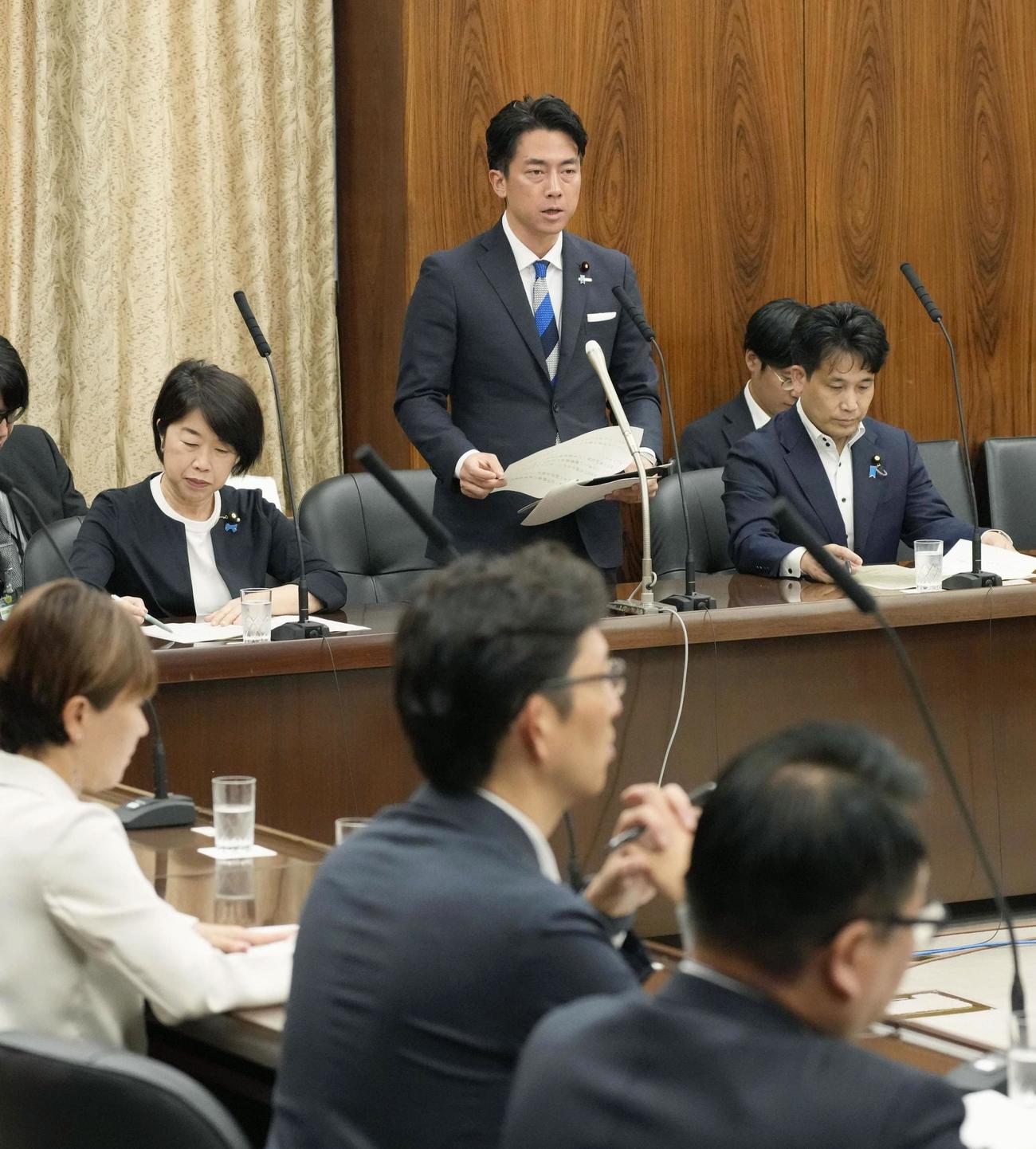 参院農林水産委で発言する小泉農相（奥中央）（共同）