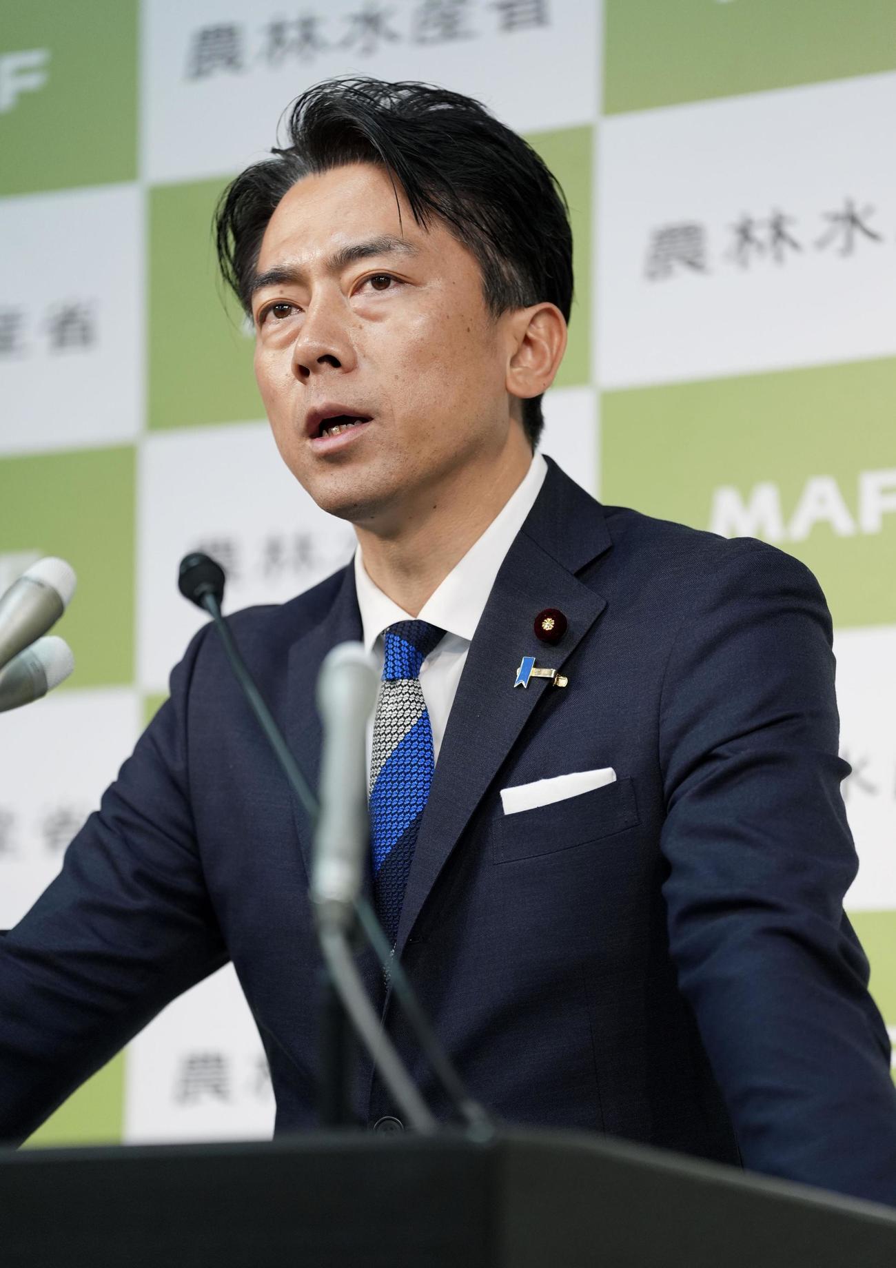閣議後に記者会見する小泉農相（共同）