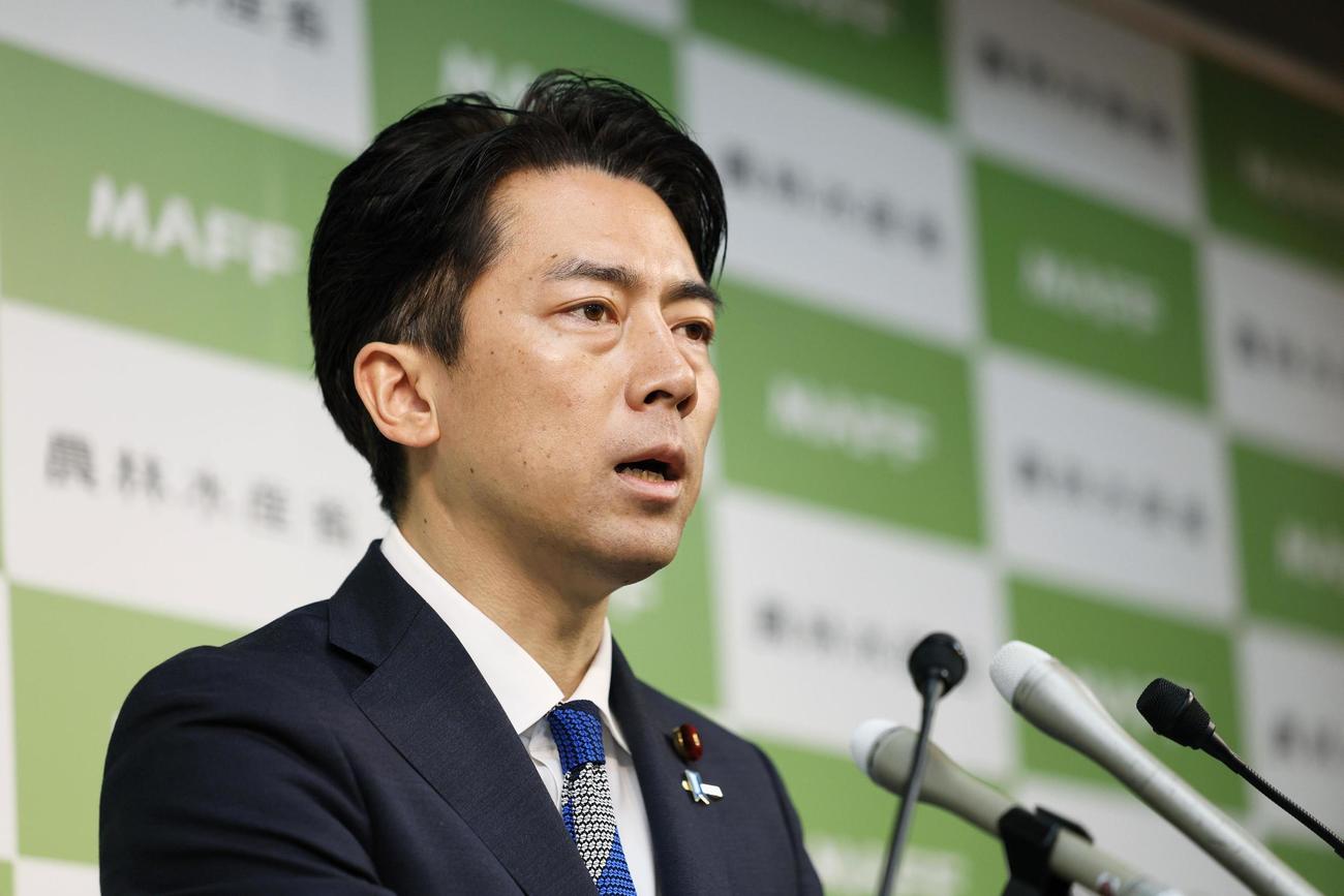 閣議後に記者会見する小泉農相（共同）