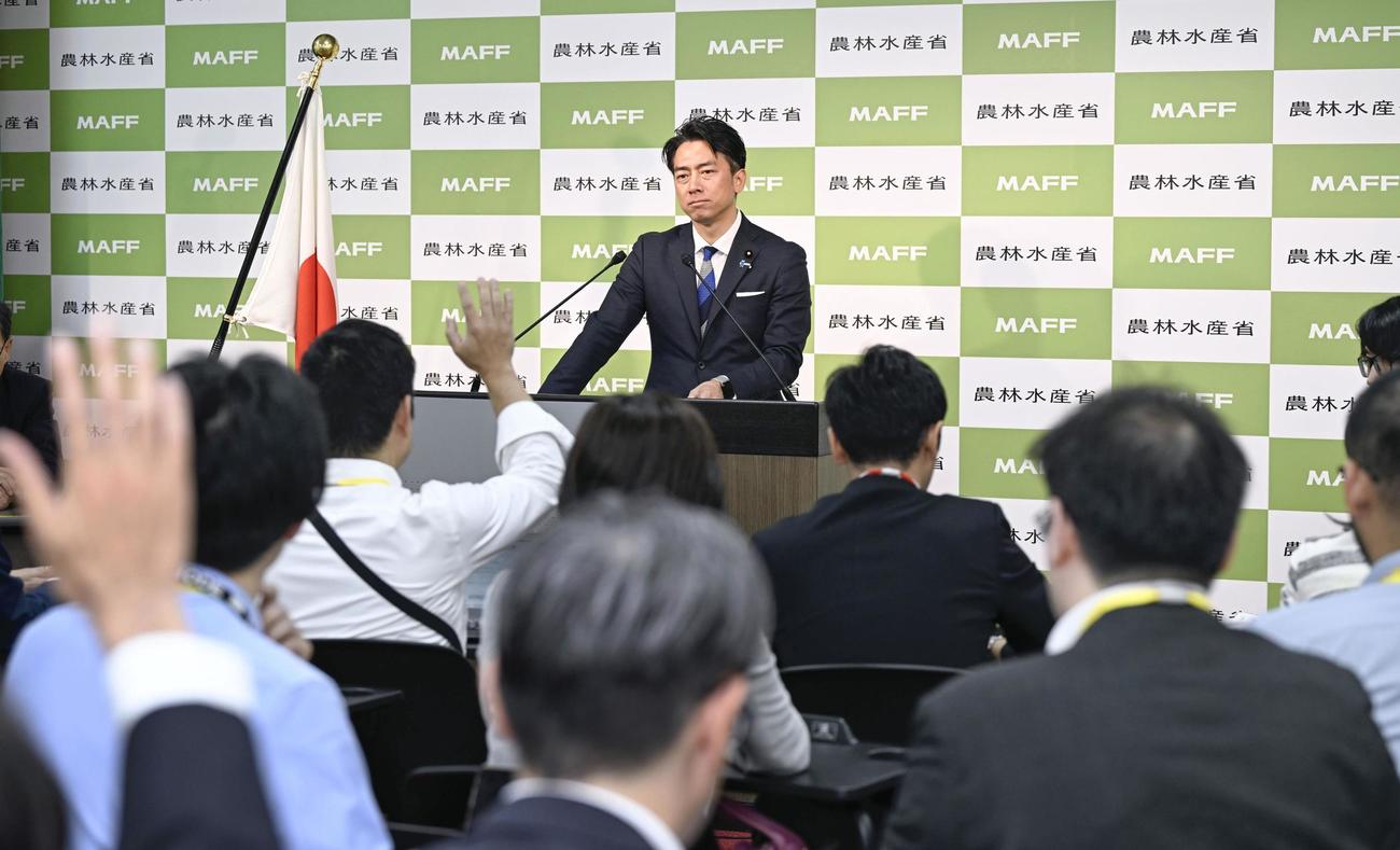 全国地方新聞社連合会の合同会見で質問を受ける小泉農相（共同）